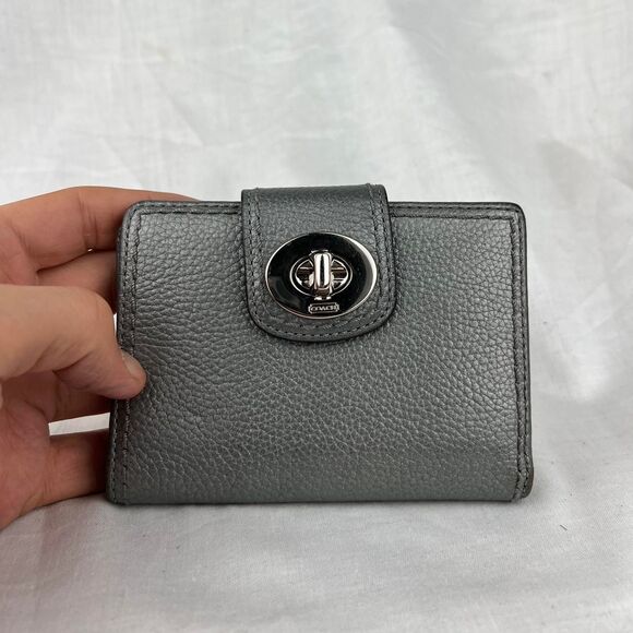 Vintage Coach Bifold Gray Silver Pebble Grain Leather Turn-lock Stylish Wallet - Picture 1 of 7